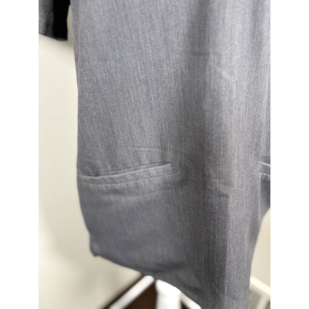 FIGS Casma Three Pocket Scrub Top Womens S Heather Gray Short Sleeve V Neck Logo - Picture 2 of 7